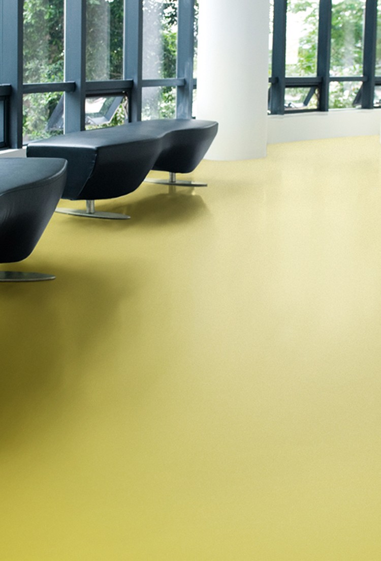 Bloc PUR heterogeneous vinyl flooring in lime yellow in a breakout seating area