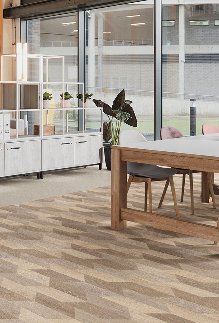 Expona Flow PUR heterogeneous vinyl flooring in a light wood plank design in a dining area