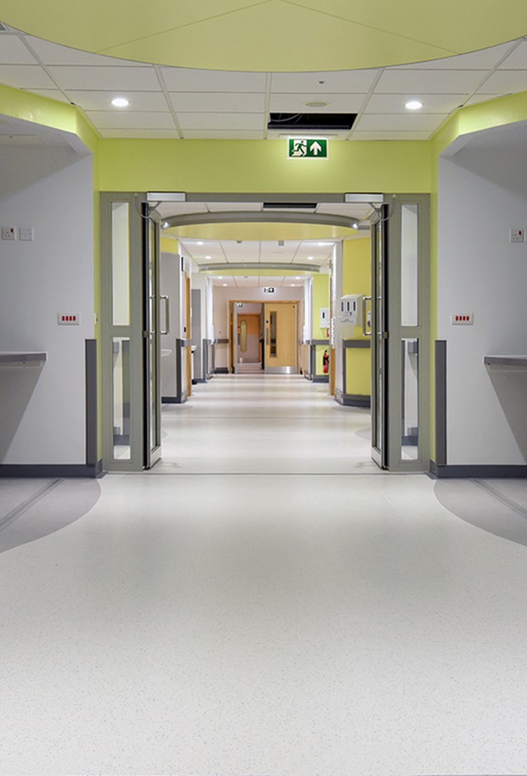 Pearlazzo PUR homogeneous vinyl flooring in a pale grey hospital corridor